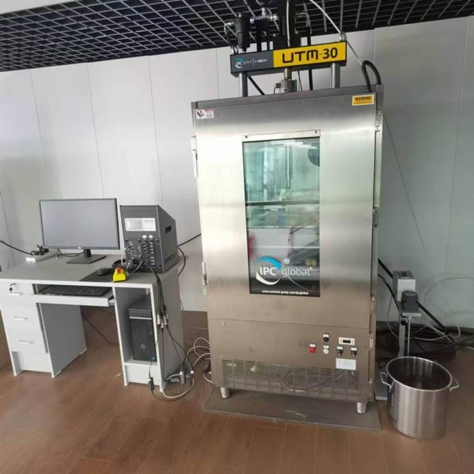 桌子上的电脑主机低可信度描述已自动生成